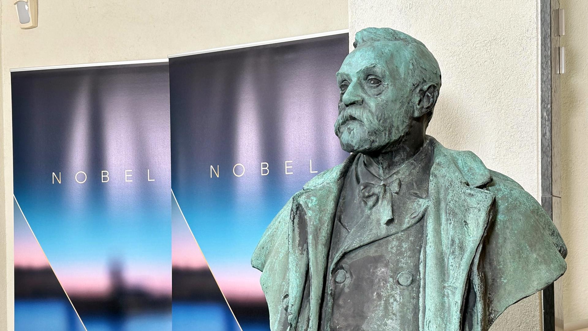 Eine Büste des Dynamit-Erfinders und Nobelpreisstifters Alfred Nobel steht in der Nobelversammlung des Stockholmer Karolinska-Instituts. 