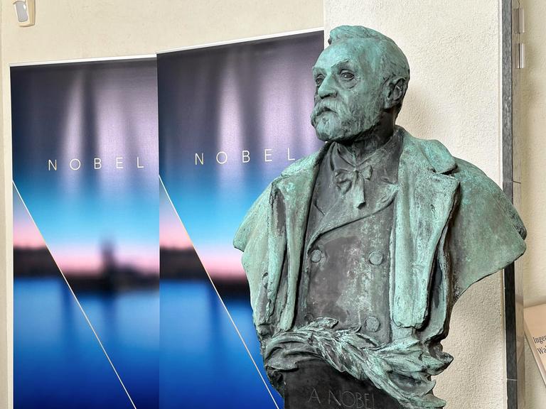 Eine Büste des Dynamit-Erfinders und Nobelpreisstifters Alfred Nobel steht in der Nobelversammlung des Stockholmer Karolinska-Instituts. 