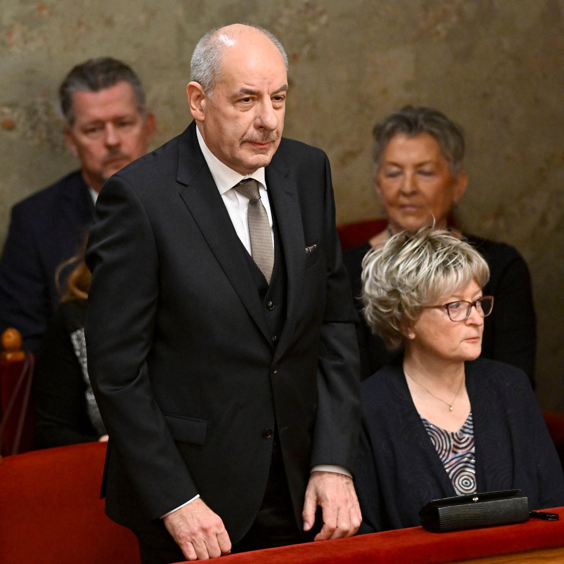 Ungarn, Budapest: Tamas Sulyok, Präsidentschaftskandidat und  Leiter des Verfassungsgerichts von Ungarn, steht vor der Abstimmung des Parlaments über seine Wahl zum Staatspräsidenten neben Familienmitgliedern. 