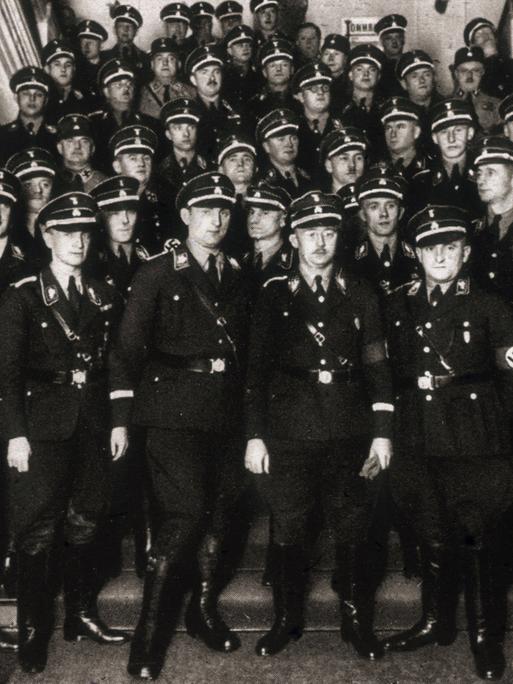 Das Schwarz-Weiß-Foto zeigt Mitglieder der SS mit Heinrich Himmler (mit Brille) auf einer Treppe