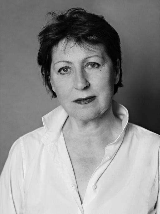 Schwarz-Weiß-Aufnahme der Mode-Expertin Elke Giese.