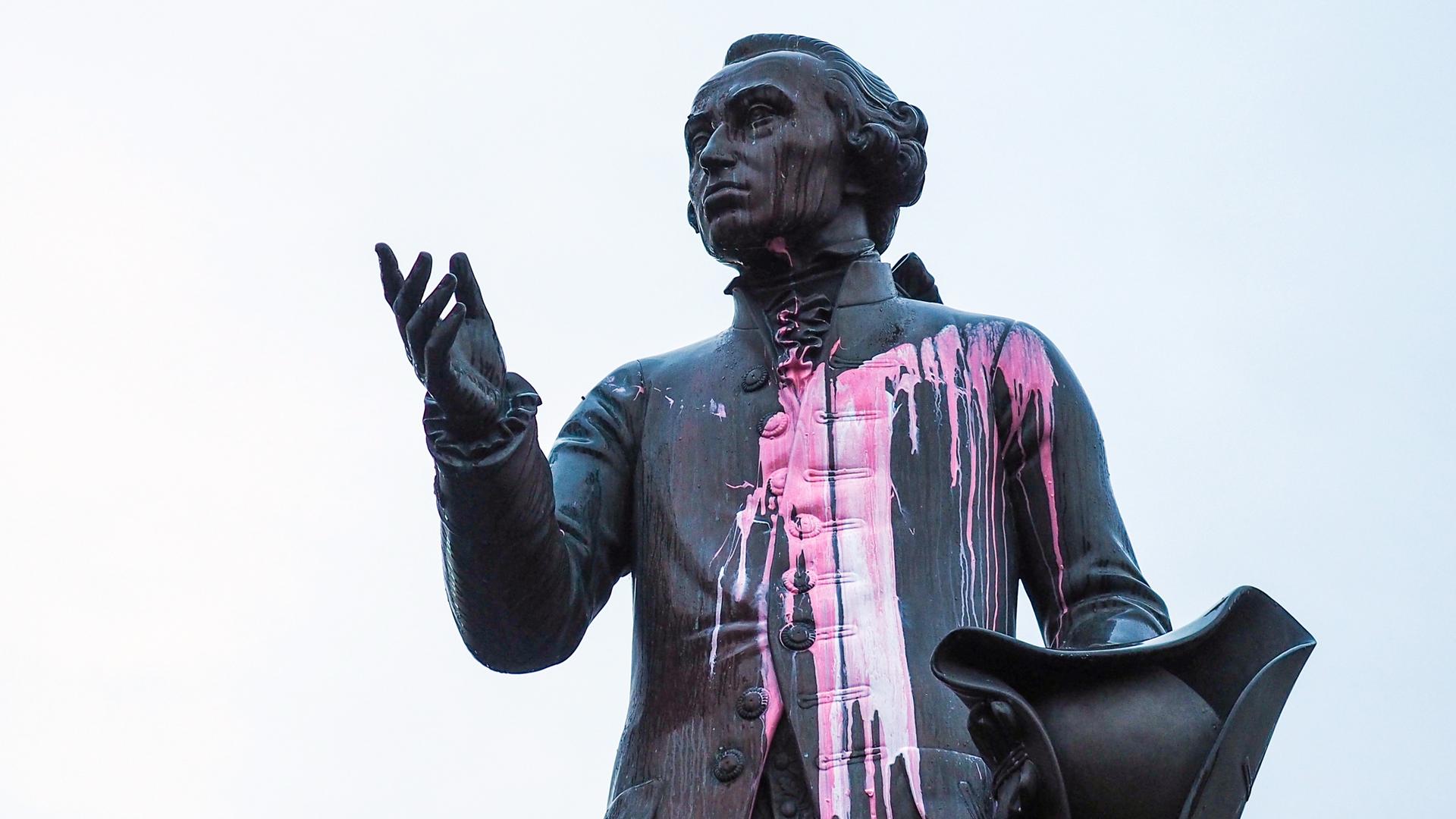Ein Kant-Denkmal ist mit pinker Farbe beworfen worden.