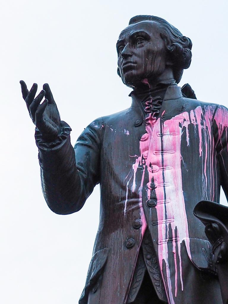 Ein Kant-Denkmal ist mit pinker Farbe beworfen worden.