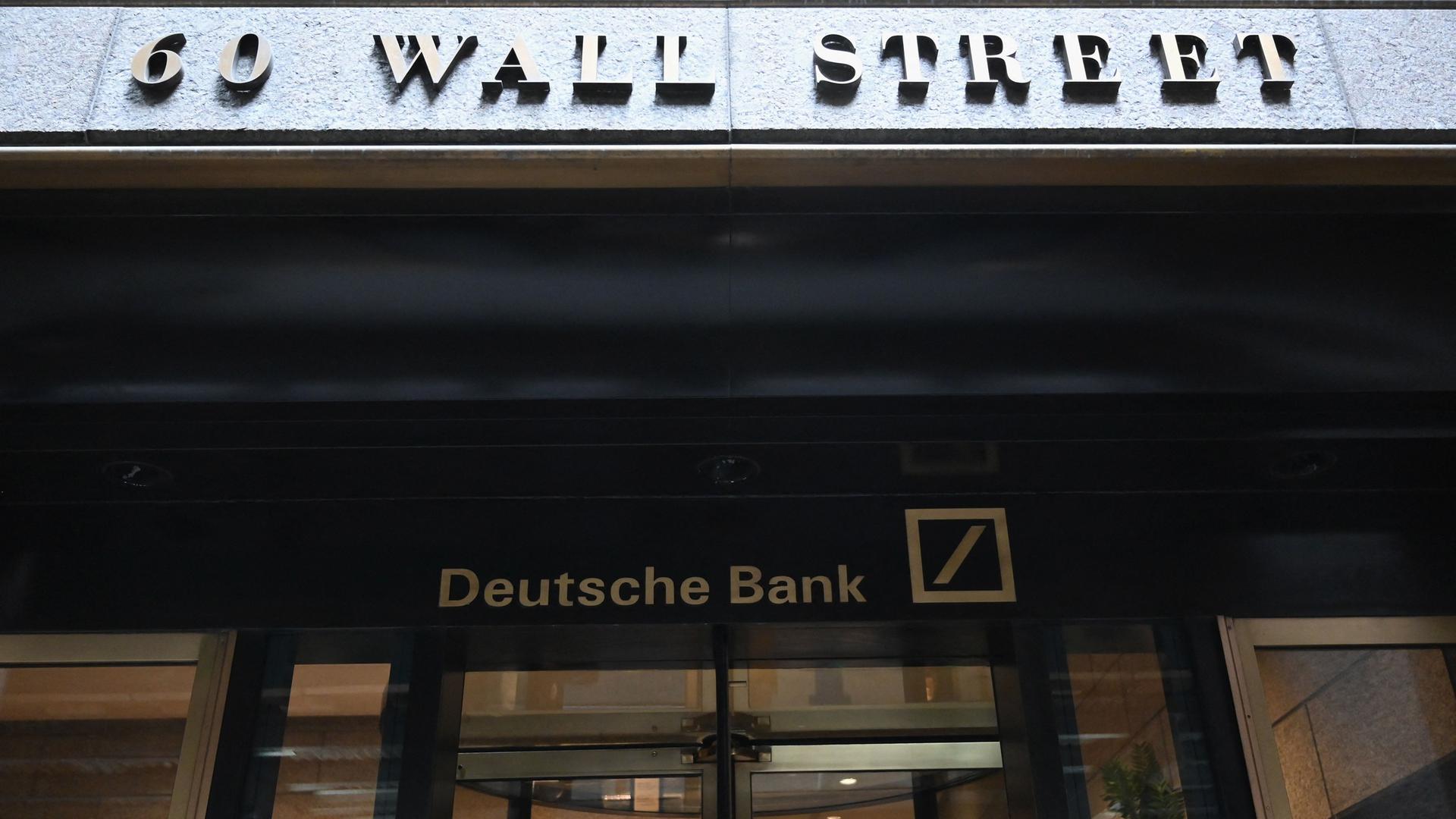 Der Eingang der Deutschen Bank in New York. Darüber der Schriftzug 60 Wall Street. Der Eingang der Deutschen Bank in New York. Darüber der Schriftzug 60 Wall Street.