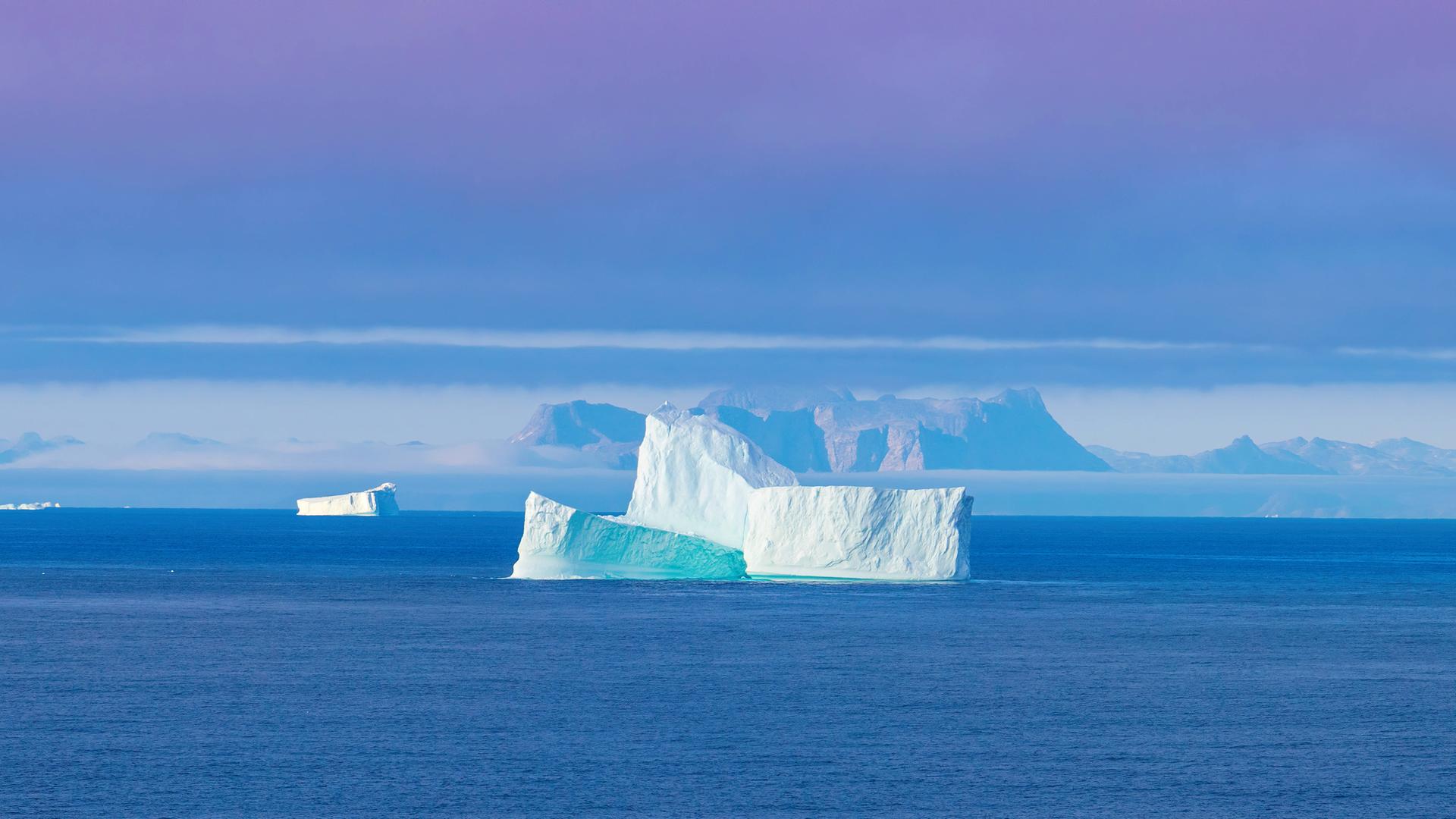 Ein Eisberg schwimmt vor Grönlands Küste Ein Eisberg schwimmt vor Grönlands Küste