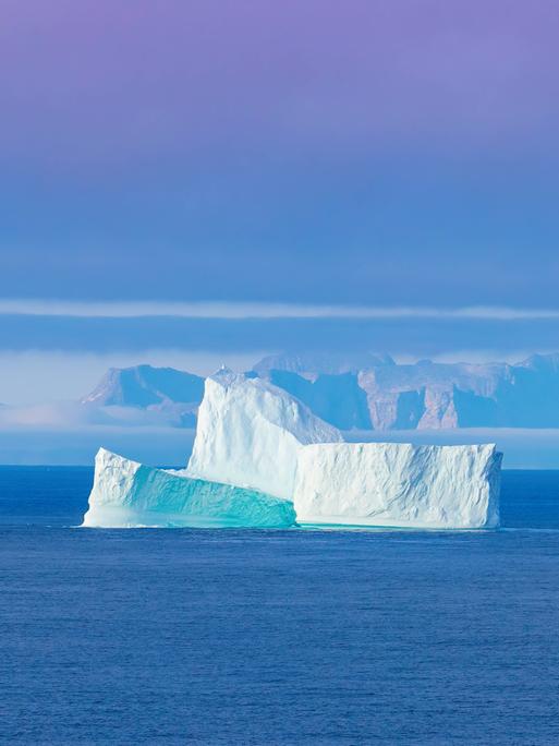 Ein Eisberg schwimmt vor Grönlands Küste