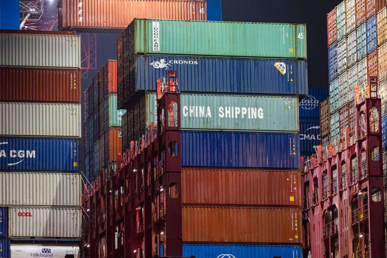 Das Containerschiff Cosco Shipping Aries des chinesischen Unternehmens Cosco liegt in der Nacht am Container-Terminal Tollerort der HHLA im Hamburger Hafen. 