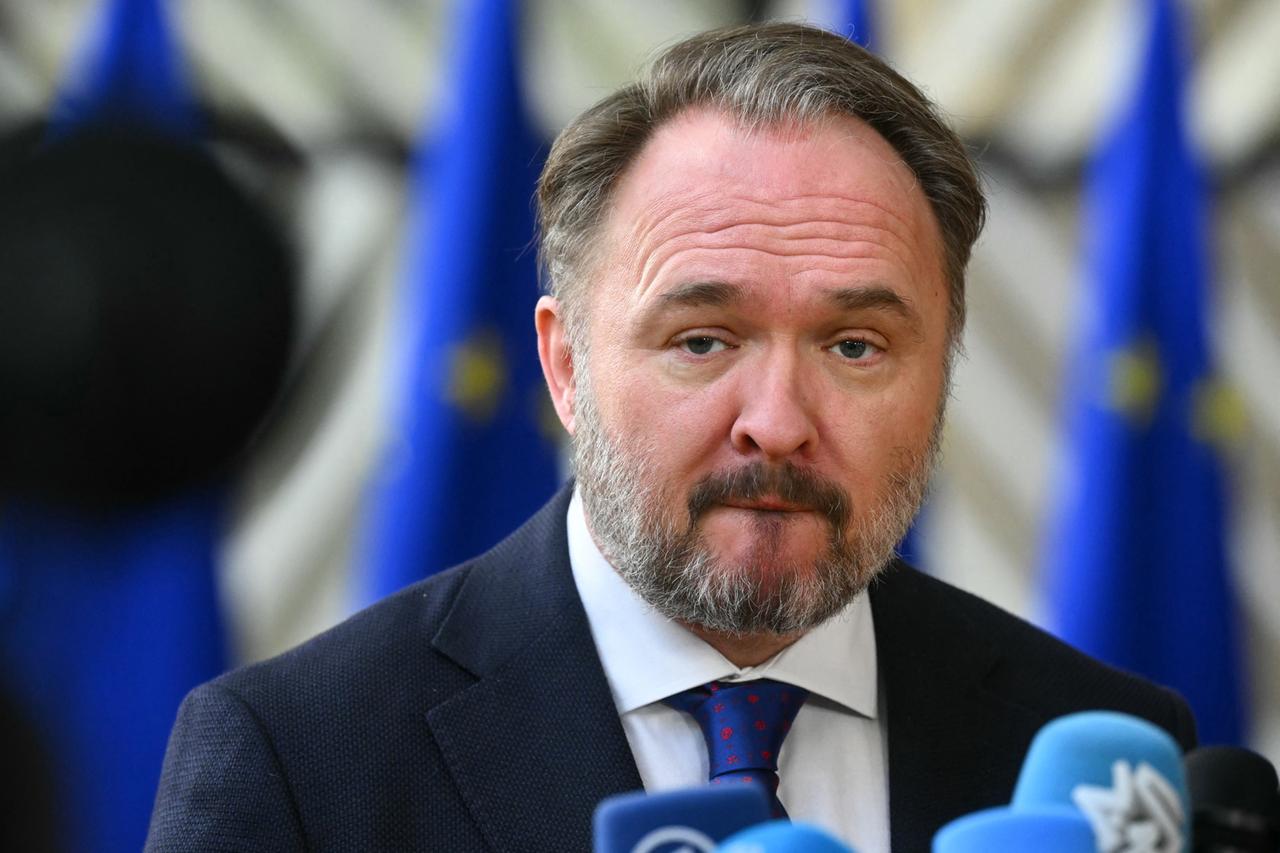 EU-Energie-Kommissar Dan Jørgensen spricht in Brüssel in Journalisten-Mikrofone.