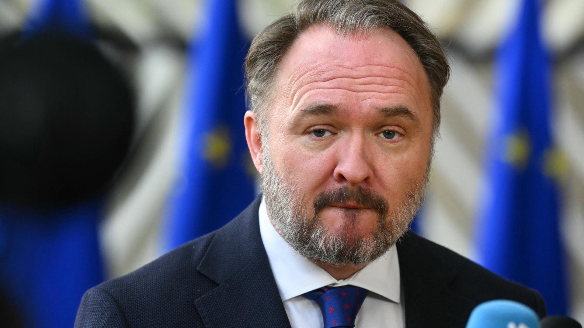 EU-Energie-Kommissar Dan Jørgensen spricht in Brüssel in Journalisten-Mikrofone.