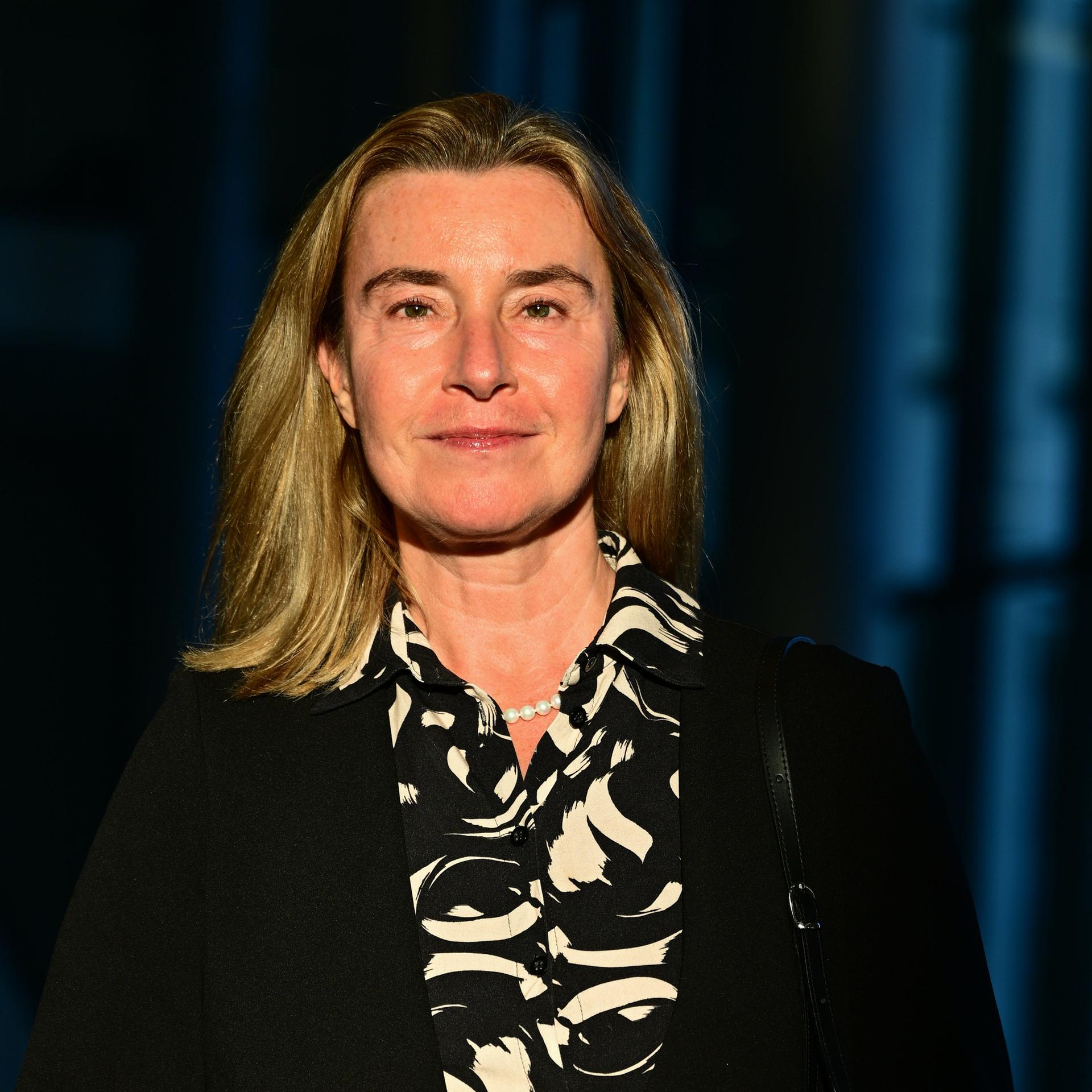 Federica Mogherini, ehemalige EU-Außenbeauftragte, schaut in die Kamera. 