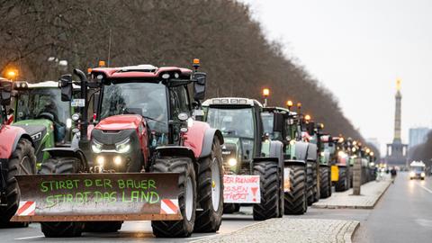Landwirte nehmen mit Traktoren mit der Aufschrift "Stirbt der Bauer stirbt das Land" auf einer Demonstration des Deutschen Bauernverbandes unter dem Motto "Zu viel ist zu viel! Jetzt ist Schluss!" teil. Anlass sind die Pläne der Bundesregierung, den Agrardiesel und die Kfz-Steuerbefreiung für die Land- und Forstwirtschaft zu streichen.