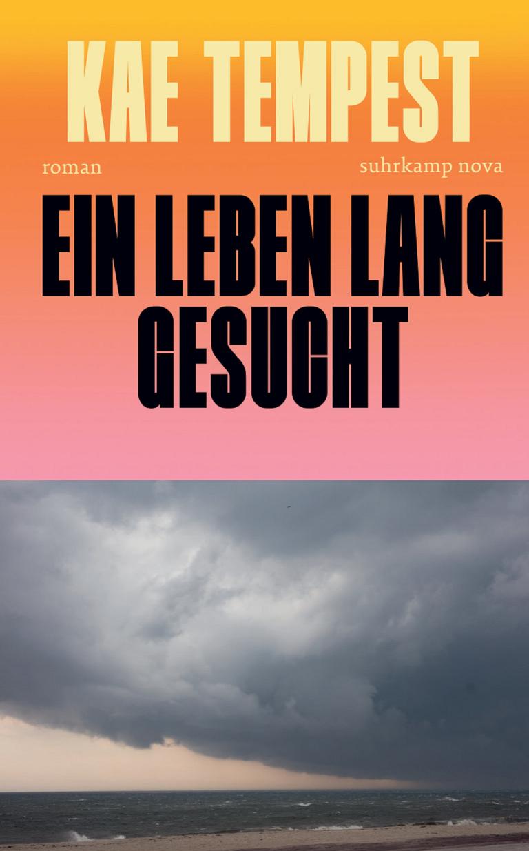 Buchcover mit Farbverlauf von Orange zu Rosa. Darauf steht in hellen Lettern „Kae Tempest“. In der Mitte prangt der Titel „Ein Leben lang gesucht“. Die Fotografie darunter zeigt dunklen Wolken, die über das Meer hinwegziehen.

