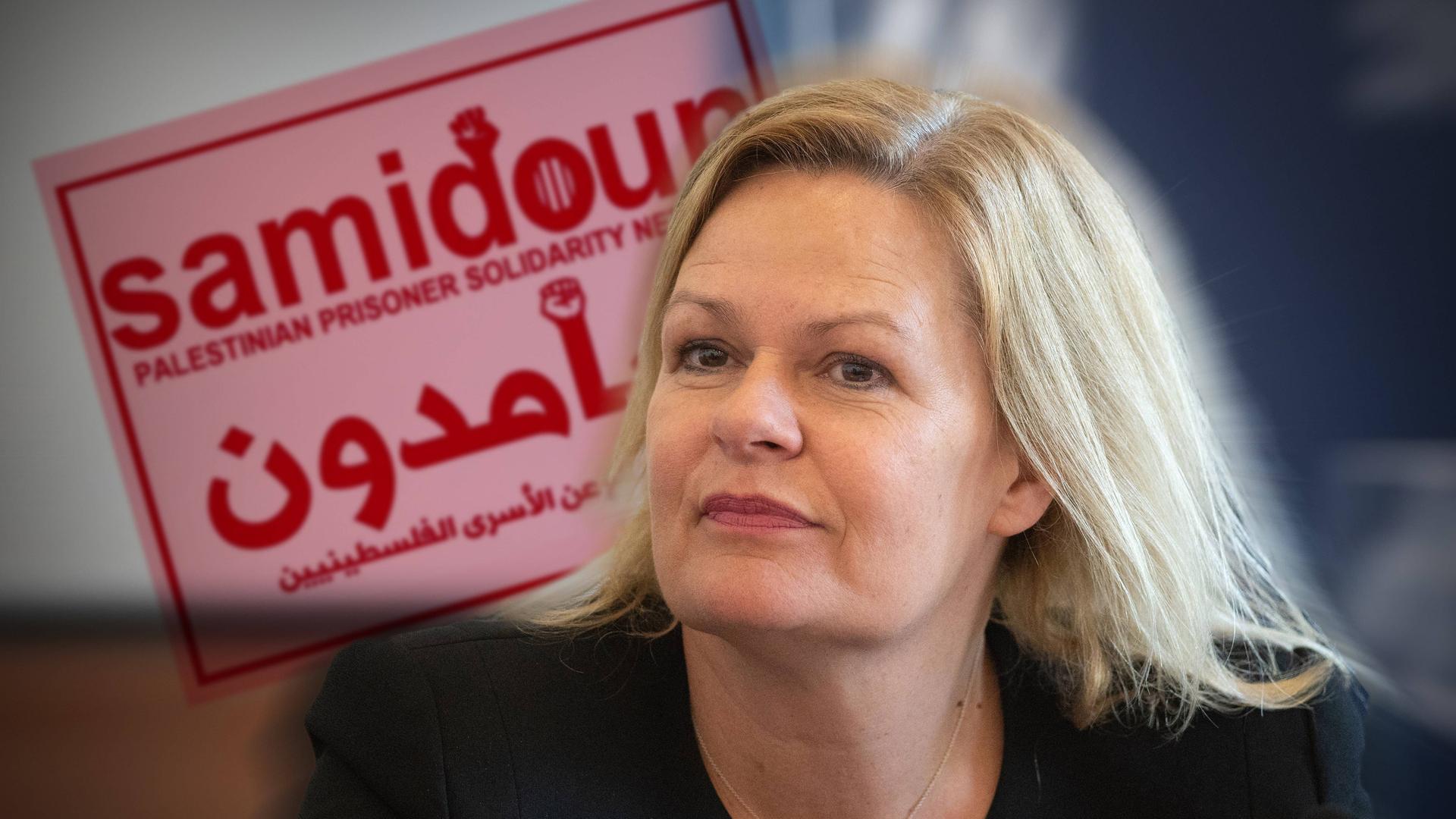 Bundesinnenministerin Faeser sitzt im Vordergrund. Hinter ihr ein Banner des Netzwerks Samidoun. Bundesinnenministerin Faeser sitzt im Vordergrund. Hinter ihr ein Banner des Netzwerks Samidoun.