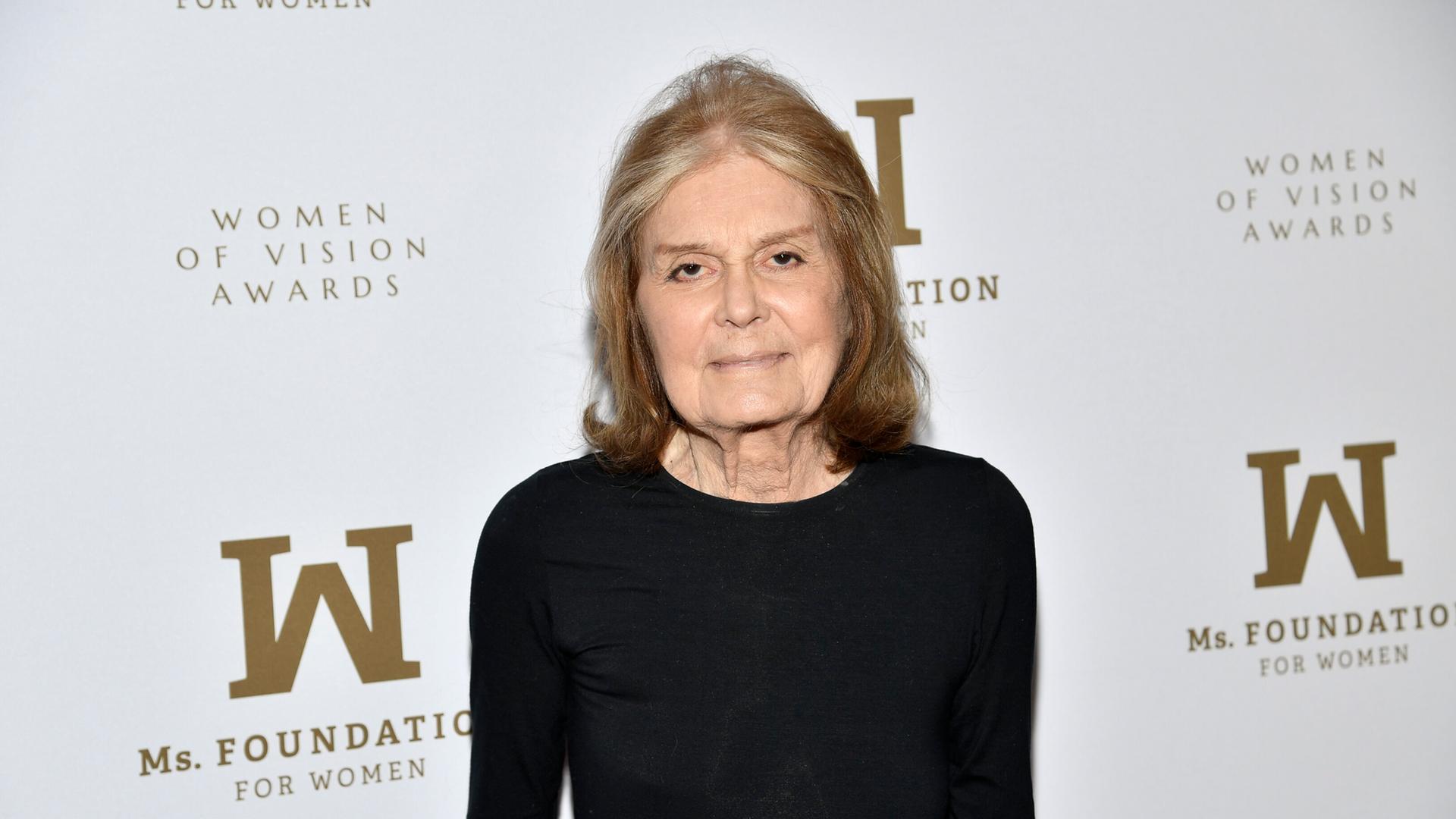 Gloria Steinmen steht bei den Women of Vision Awards vor einer Wand mit dem Schriftzug der Veranstaltung. Gloria Steinmen steht bei den Women of Vision Awards vor einer Wand mit dem Schriftzug der Veranstaltung.