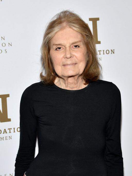Gloria Steinmen steht bei den Women of Vision Awards vor einer Wand mit dem Schriftzug der Veranstaltung. Gloria Steinmen steht bei den Women of Vision Awards vor einer Wand mit dem Schriftzug der Veranstaltung.