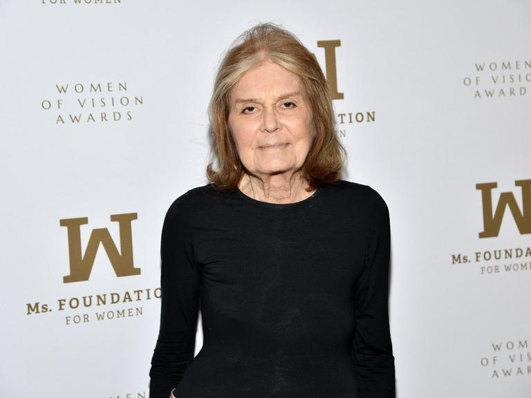 Gloria Steinmen steht bei den Women of Vision Awards vor einer Wand mit dem Schriftzug der Veranstaltung. Gloria Steinmen steht bei den Women of Vision Awards vor einer Wand mit dem Schriftzug der Veranstaltung.