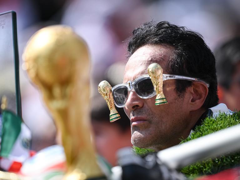 Ein mexikanischer Fans mit kleinen WM-Pokalen an der Sonnenbrille beim Testspiel USA-Deutschland im Soldier Field Stadion in Chicago Ein mexikanischer Fans mit kleinen WM-Pokalen an der Sonnenbrille beim Testspiel USA-Deutschland im Soldier Field Stadion in Chicago