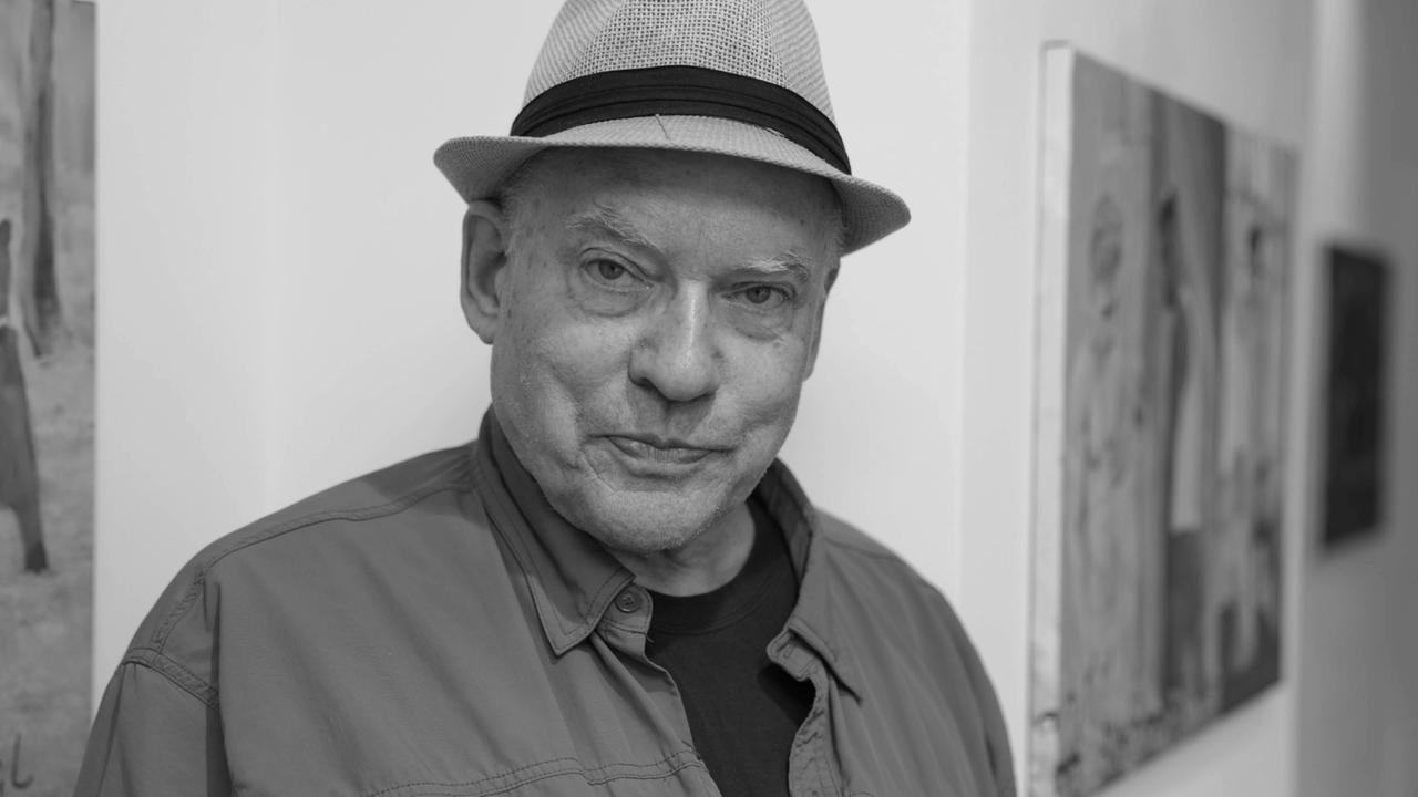 Der Regisseur Rosa von Praunheim steht in seiner neuen Ausstellung "nackte Männer - nackte Tiere" in der Galerie Mond.