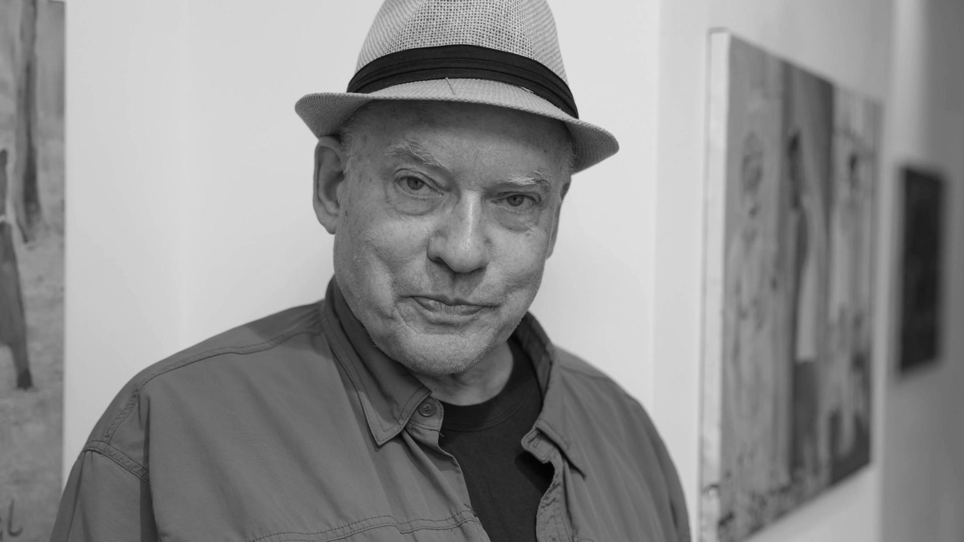 Der Regisseur Rosa von Praunheim steht in seiner neuen Ausstellung "nackte Männer - nackte Tiere" in der Galerie Mond.