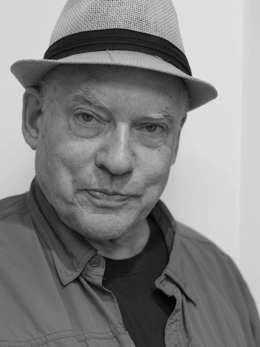 Der Regisseur Rosa von Praunheim steht in seiner neuen Ausstellung "nackte Männer - nackte Tiere" in der Galerie Mond.