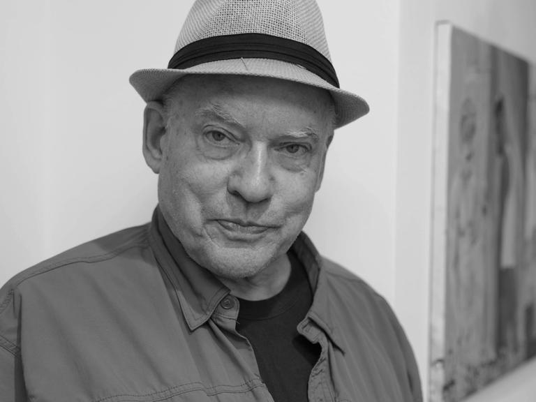 Der Regisseur Rosa von Praunheim steht in seiner neuen Ausstellung "nackte Männer - nackte Tiere" in der Galerie Mond.