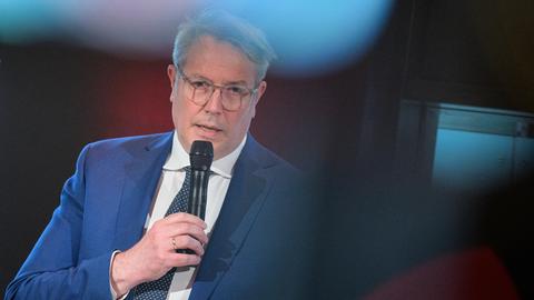 SPD-Landesfraktionsvorsitzender Alexander Schweitzer spricht auf einer Pressekonferenz.