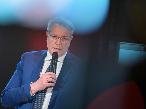 SPD-Landesfraktionsvorsitzender Alexander Schweitzer spricht auf einer Pressekonferenz.