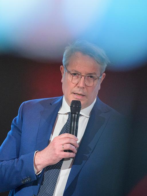 SPD-Landesfraktionsvorsitzender Alexander Schweitzer spricht auf einer Pressekonferenz.