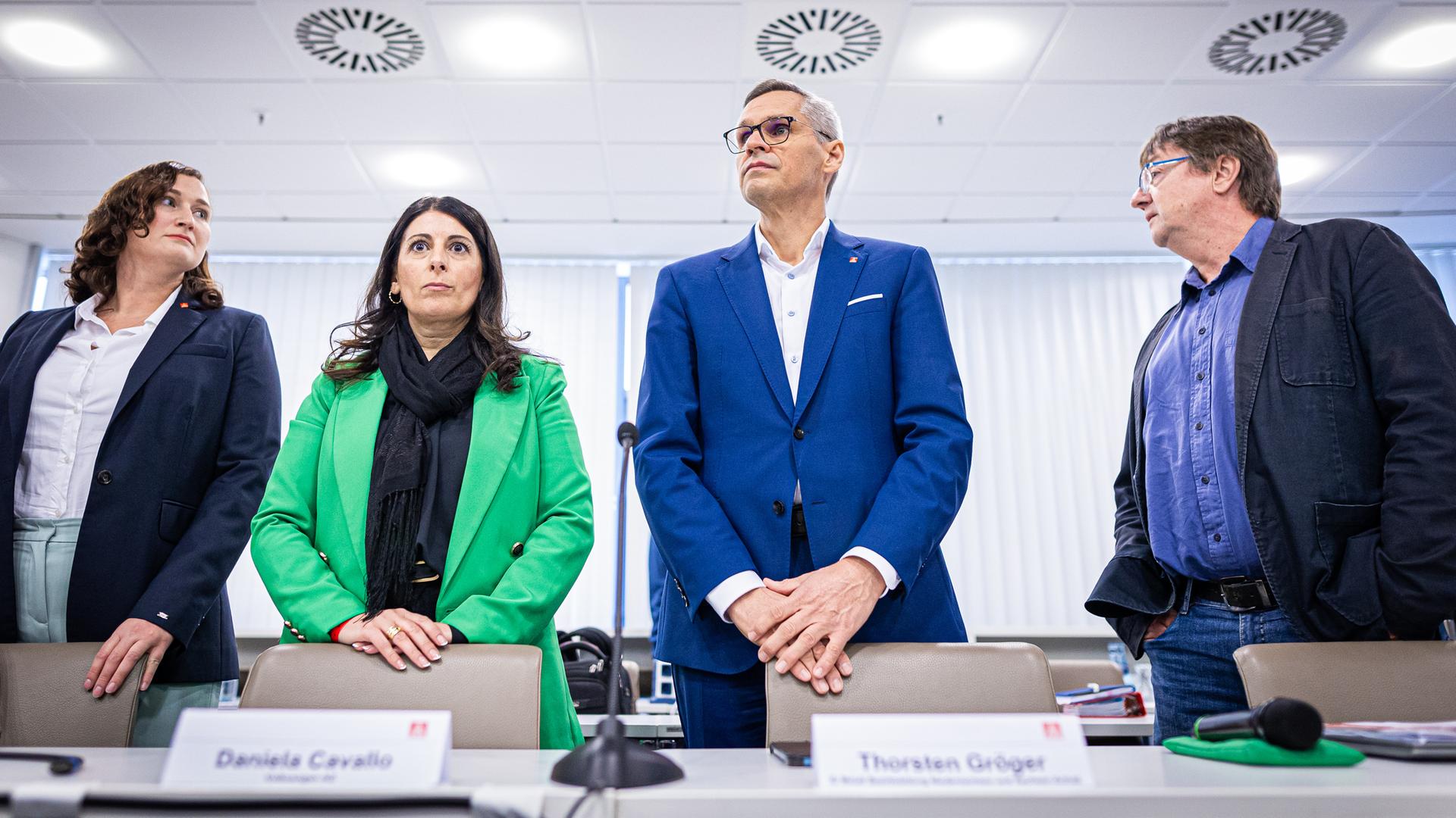 Daniela Cavallo und Thorsten Gröger (2.v.r.), nehmen an der zweiten Runde der Tarifverhandlungen von Volkswagen und IG Metall teil.