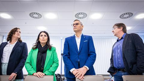 Daniela Cavallo und Thorsten Gröger (2.v.r.), nehmen an der zweiten Runde der Tarifverhandlungen von Volkswagen und IG Metall teil.