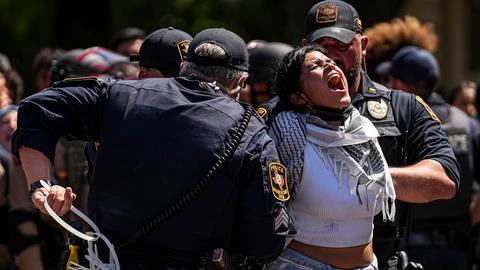 USA, Austin: Eine pro-palästinensische Demonstrantin schreit "Free Palestine", als sie von der Polizei der University of Texas in Austin in Handschellen gelegt wird.