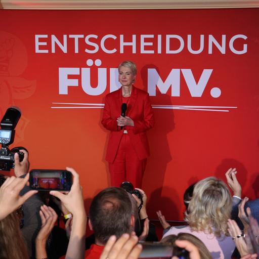 Manuela Schwesig spricht nach der Prognose bei der Wahlparty der SPD im Schweriner Schloss. 