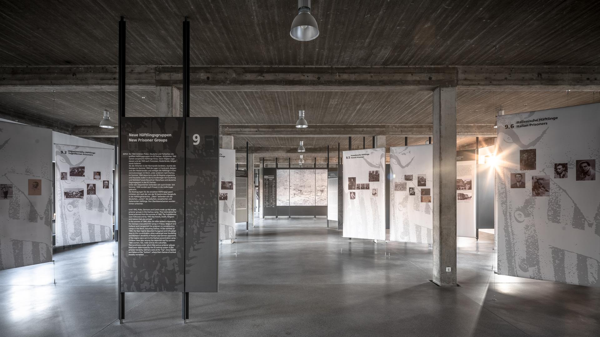 Blick in eine Ausstellungshalle der Gedenkstätte Dachau. Dort sind viel Aufsteller gruppiert, die über die Verbrechen der Nationalsozialisten in dem ehemaligen Konzentrationslager informieren. Blick in eine Ausstellungshalle der Gedenkstätte Dachau. Dort sind viel Aufsteller gruppiert, die über die Verbrechen der Nationalsozialisten in dem ehemaligen Konzentrationslager informieren.
