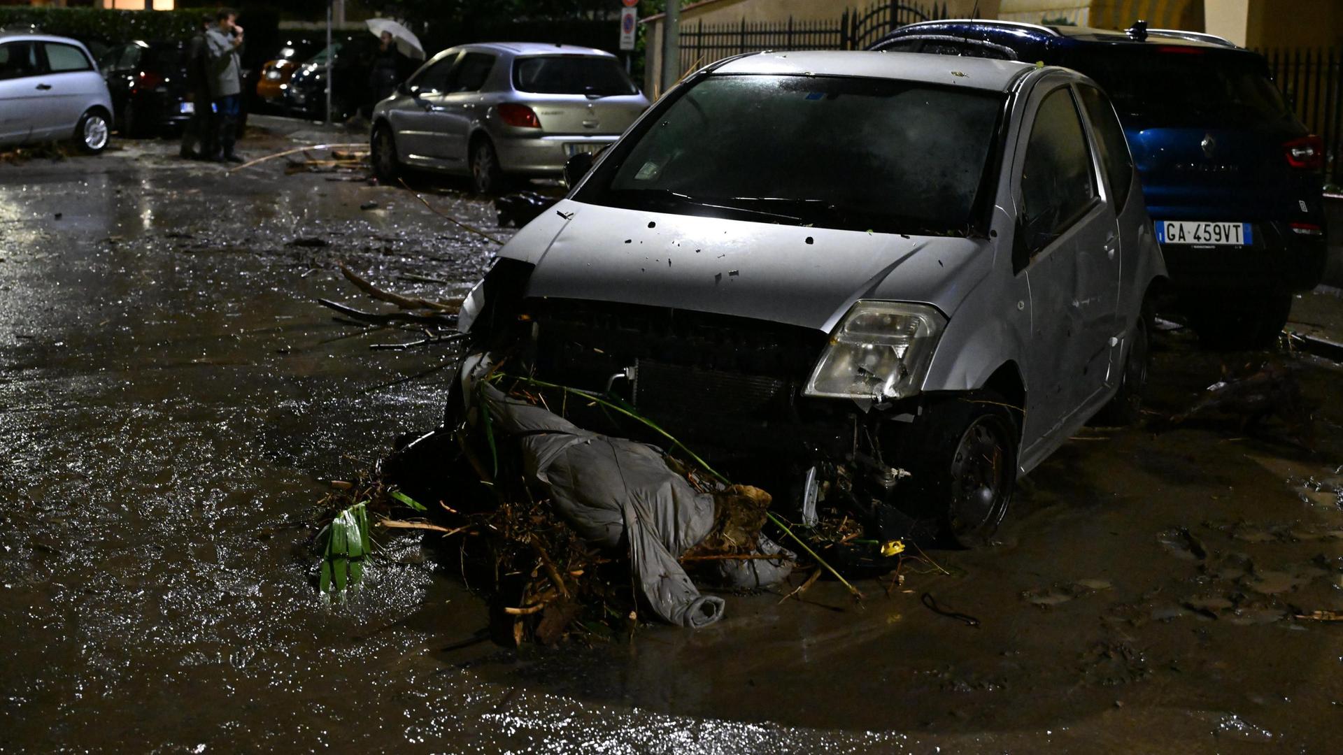 Nach den schweren .berschwemmungen in Italien, hier in Prato, steht ein Auto mitten im Schlamm. Unrat staut sich davor.