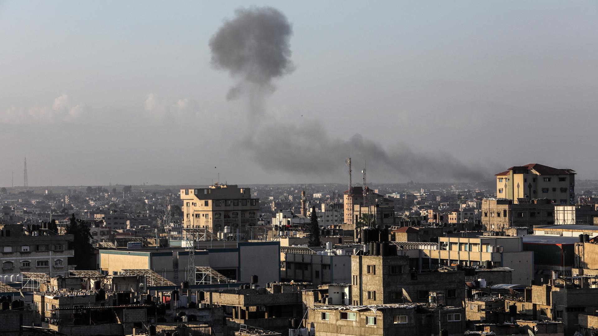 Rauch steigt in Rafah auf.