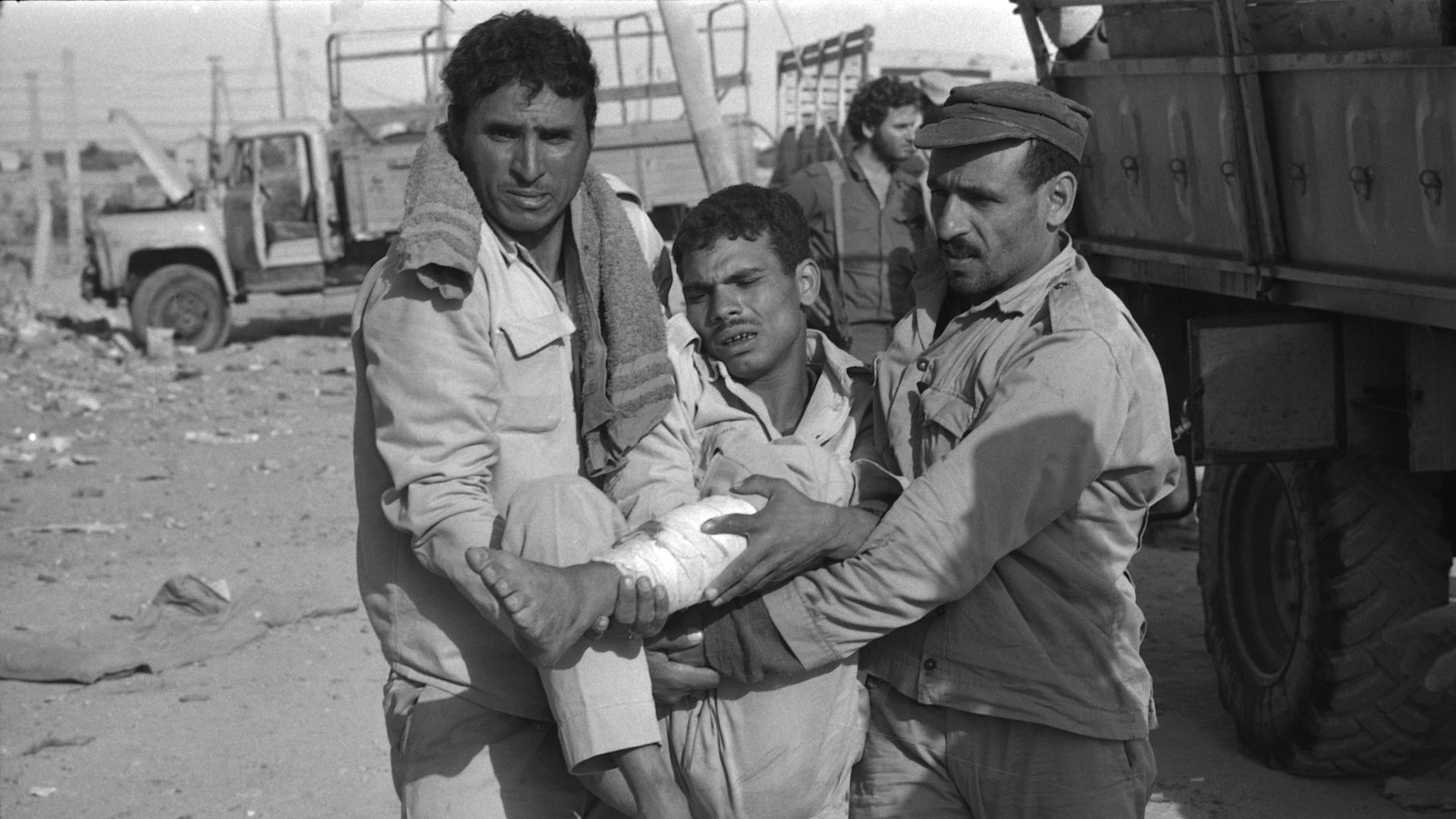 Ägyptische Soldaten tragen einen verletzten Kameraden während des Jom Kippur-Krieges 1973. 