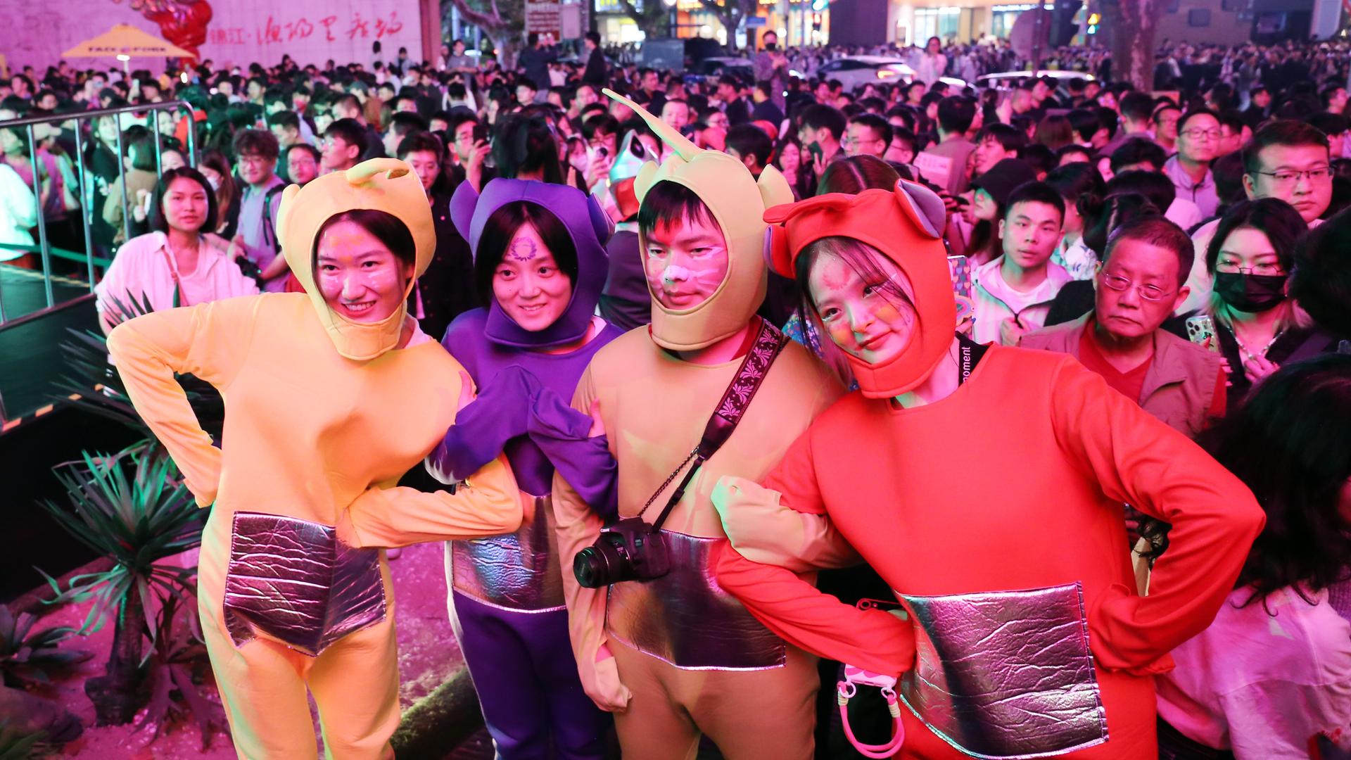 Kostümierte Teilnehmer einer Halloween-Parade in Schanghai posieren am 31.10.2023 für ein Foto.