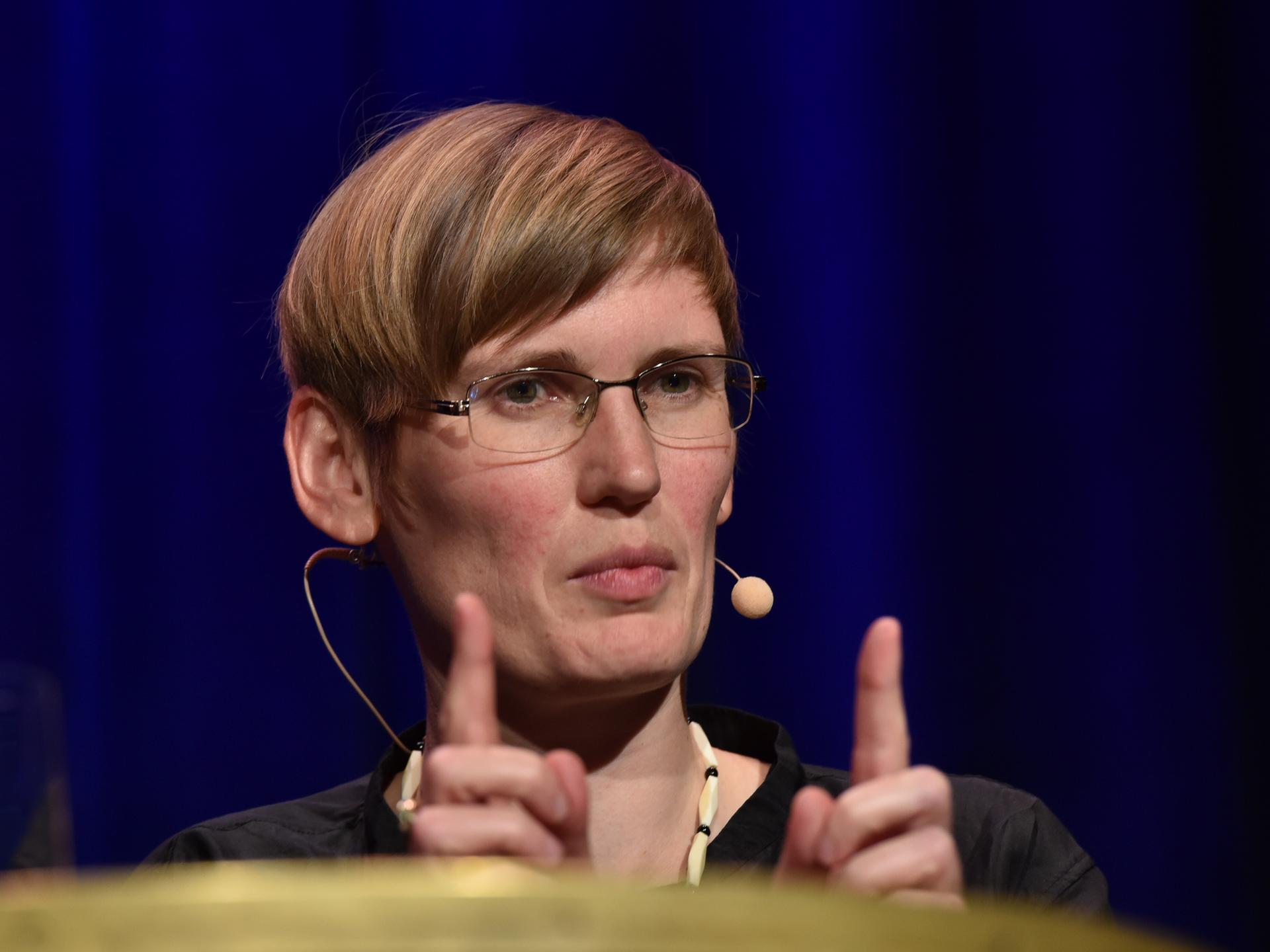 Eva von Redecker spricht bei einer Podiumsdiskussion.
