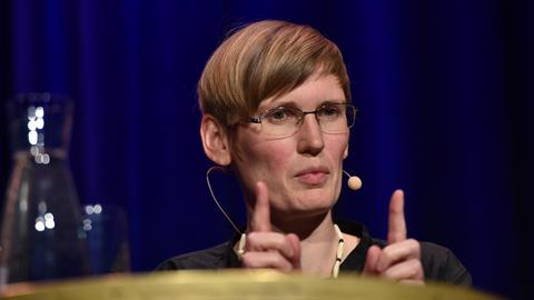 Eva von Redecker spricht bei einer Podiumsdiskussion. Eva von Redecker spricht bei einer Podiumsdiskussion.