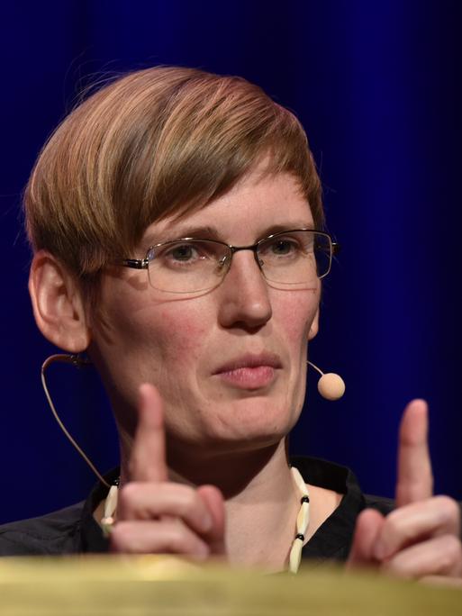 Eva von Redecker spricht bei einer Podiumsdiskussion.
