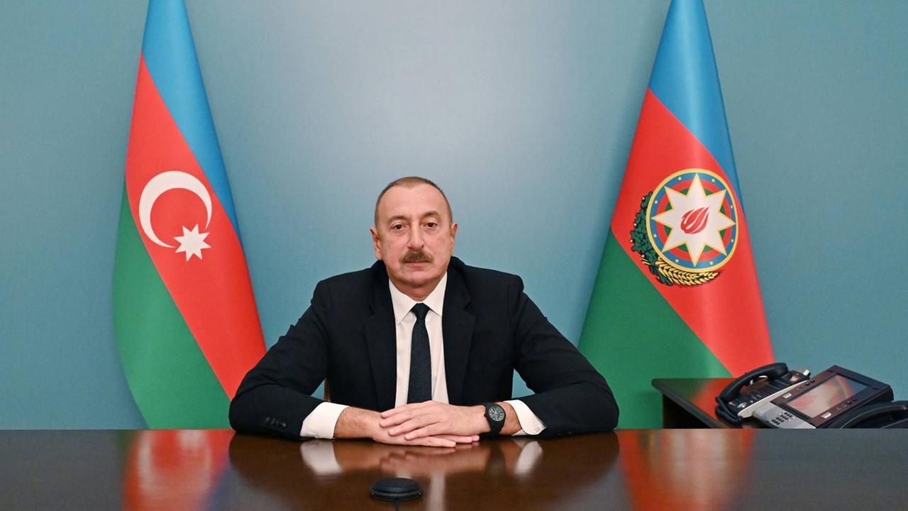 Aserbaidschans Präsident Ilham Aliyew hält eine Rede zur Nation im Fernsehen.