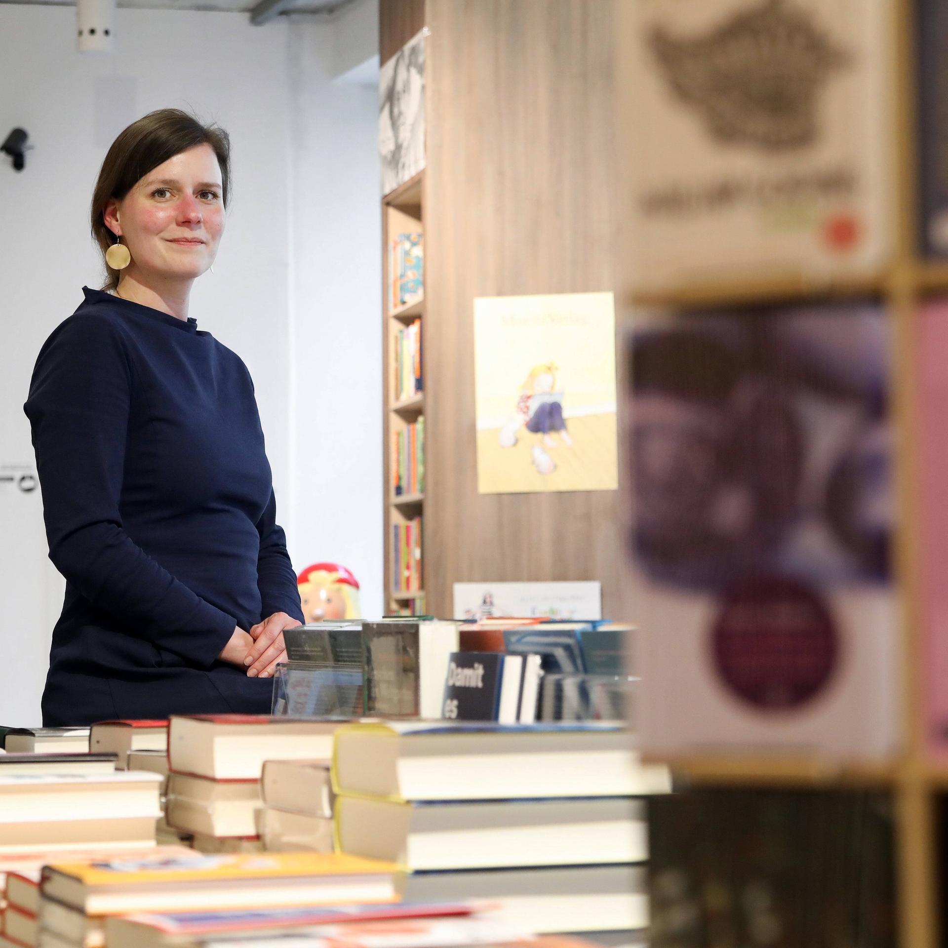 Maria-Christina Piwowarski steht in der Buchhandlung und schaut freundlich in die Kamera