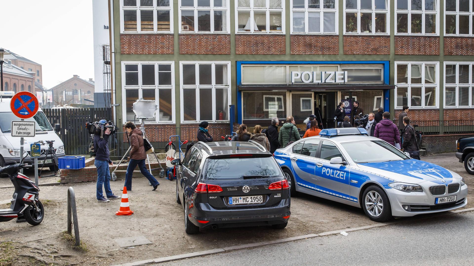 Zu sehen ist ein Filmset zur TV-Serie Großstadtrevier mit Jan Fedder. Zu sehen ist die Außenansicht einer Polizeizentrale.