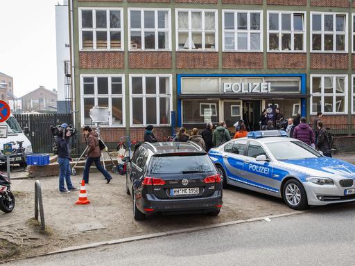 Zu sehen ist ein Filmset zur TV-Serie Großstadtrevier mit Jan Fedder. Zu sehen ist die Außenansicht einer Polizeizentrale.