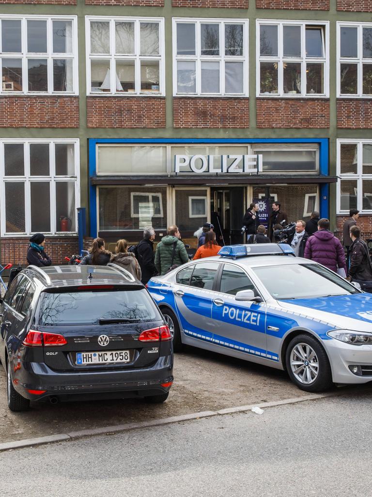Zu sehen ist ein Filmset zur TV-Serie Großstadtrevier mit Jan Fedder. Zu sehen ist die Außenansicht einer Polizeizentrale.