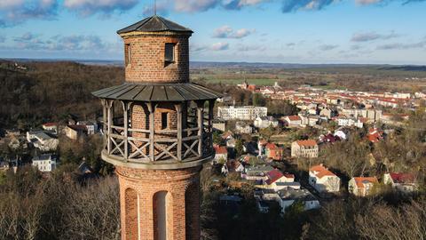 Blick auf den Aussichtsturm am Galgenberg und Bad Freienwalde.