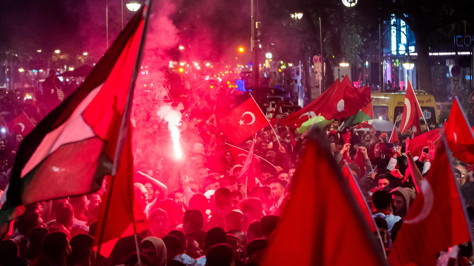 Türkei-Fans feiern den Sieg gegen Österreich im Achtelfinale der Fußball-Europameisterschaft am Berliner Breitscheidplatz. 