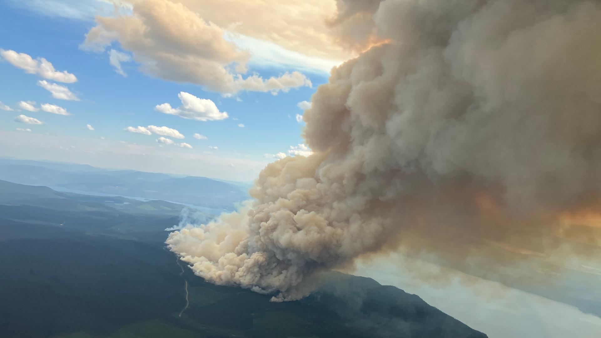 Kanada, Deep Creek: Ein Luftbild des BC Wildfire Service zeigt einen Waldbrand in der Nähe von Deep Creek im Nordwesten British Columbias, Kanada.