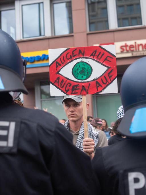 Zwei Polizisten von hinten bei einer Demonstration gegen den Gaza-Krieg in Berlin.  