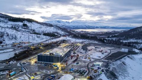 Eine Drohnenaufnahme des neu gebauten KI-Rechenzentrums in Narvik, Norwegen bei Dämmerung. Im Hintergrund schneebedeckte Berge und ein Fjord Eine Drohnenaufnahme des neu gebauten KI-Rechenzentrums in Narvik, Norwegen bei Dämmerung. Im Hintergrund schneebedeckte Berge und ein Fjord